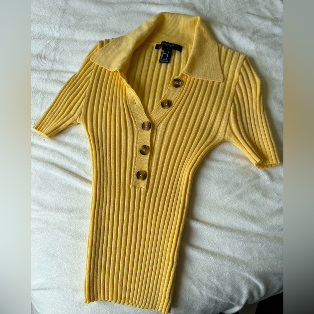 FOREVER 21 Top with buttons in front